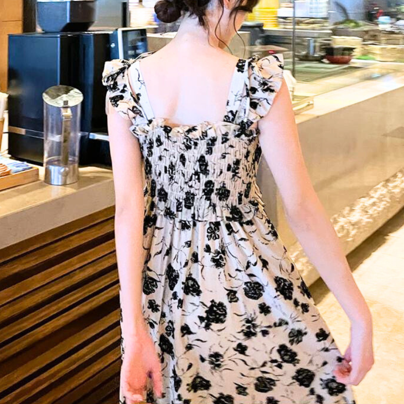 シャーリングで自然にフィットするキャミワンピースのシルエット