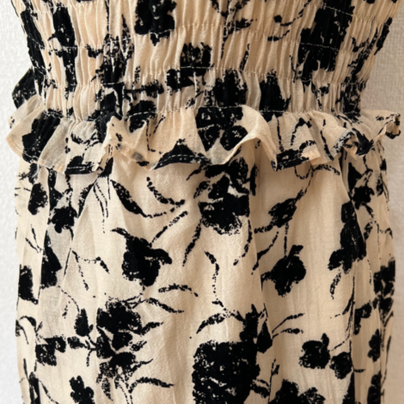 シャーリング加工と花柄プリントのキャミワンピースディテール