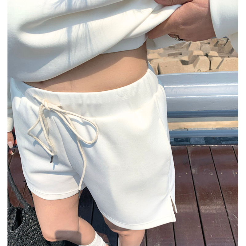 ショートパンツのウエスト周りアップ（アイボリー・フィット感）