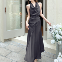 ブラックのホルターネックワンピースが上品に揺れる瞬間