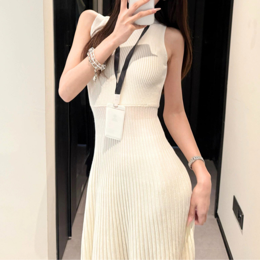 アイボリーのノースリーブプリーツリブニットワンピース着用（上半身・ウエスト切替）