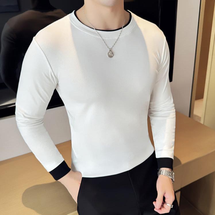 ホワイトのレイヤード長袖Tシャツを着た男性の正面立ち姿