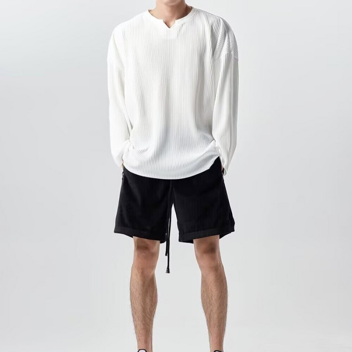 白のスリットネックトップス×黒ショートパンツの全身コーデ