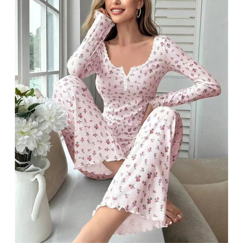 小花柄フレアパンツの落ち感がわかる座りポーズ