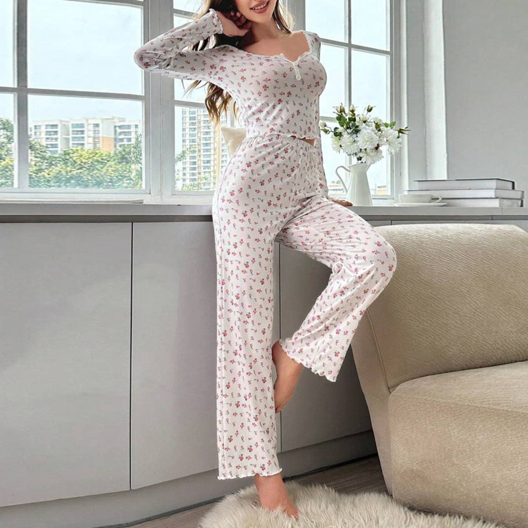 小花柄ルームウェアセットの全身スタイル（脚長フレア）