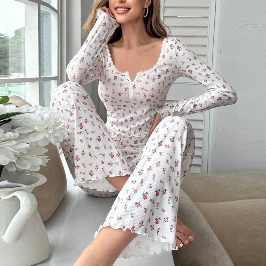 小花柄ルームウェア上下セットを座り姿で着用（ホワイト）