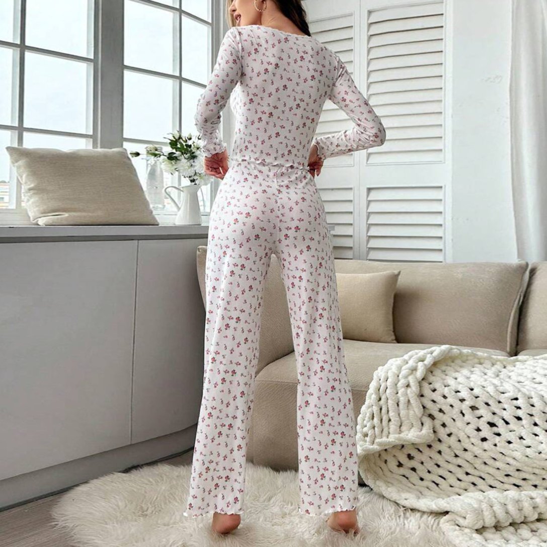 小花柄パジャマセットの上品コーデ（ホワイト系・座り姿）