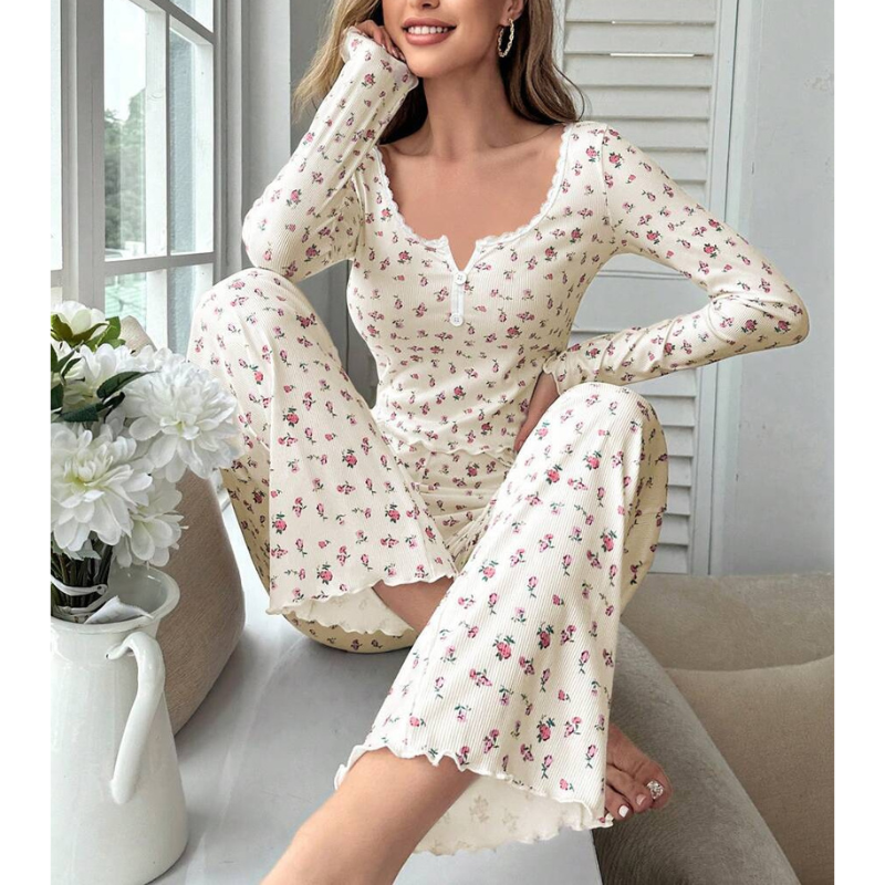 デコルテがきれいに見える小花柄トップスのネックデザインアップ