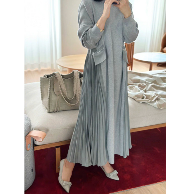 柔らかなニットトップスとプリーツスカートの切り替えデザインが大人可愛い