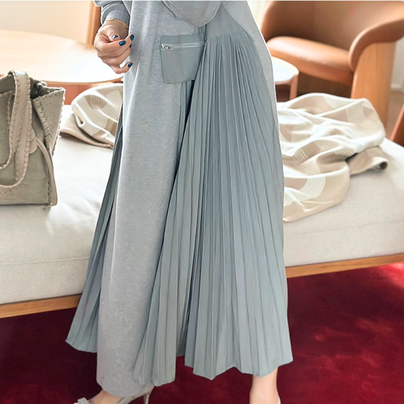 柔らかなニット素材と軽やかプリーツの異素材ドッキングワンピース