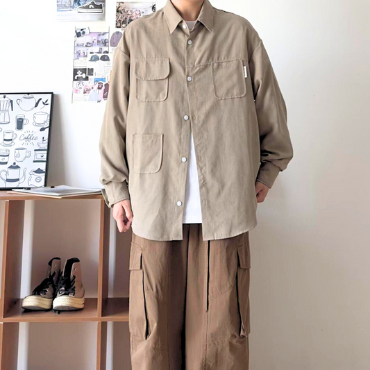 ベージュのワークシャツを全身コーデで撮影した立ち姿