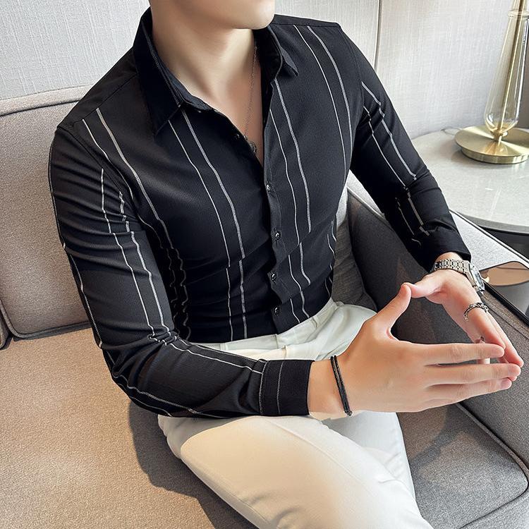 ブラックシャツの斜め前ショット、品のあるモード感演出