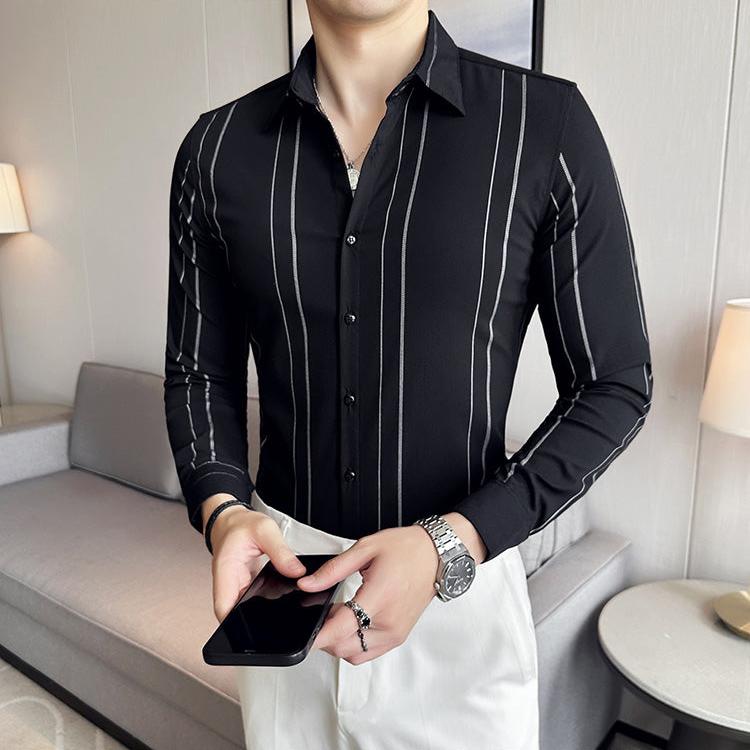 黒ストライプ柄シャツをスタイリッシュに着こなす男性モデル