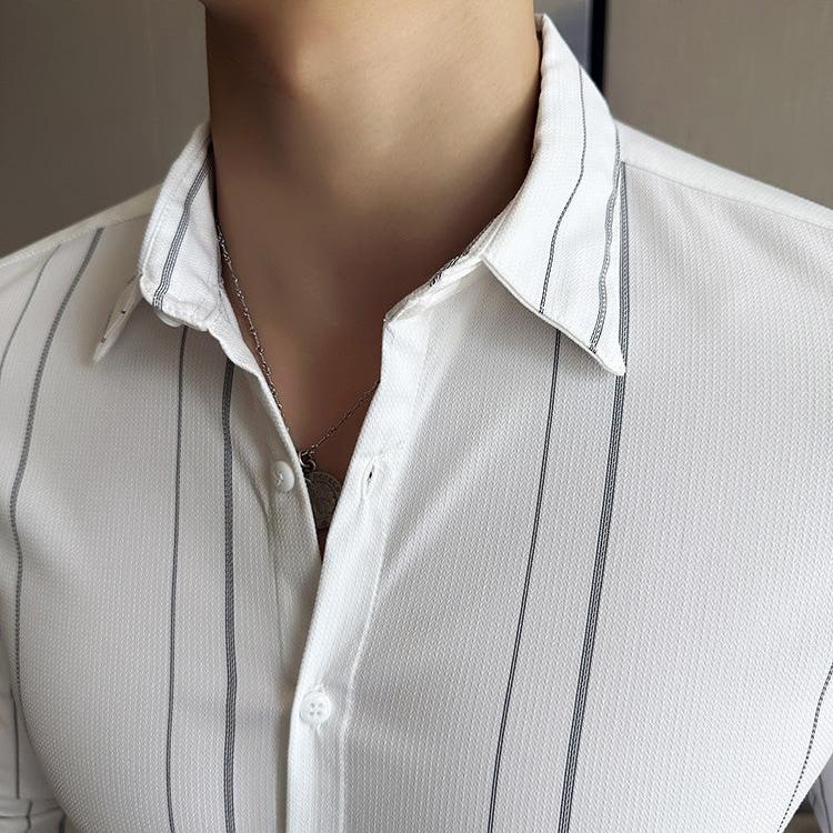 白シャツの胸元ディテール。細ストライプと立体感ある縫製