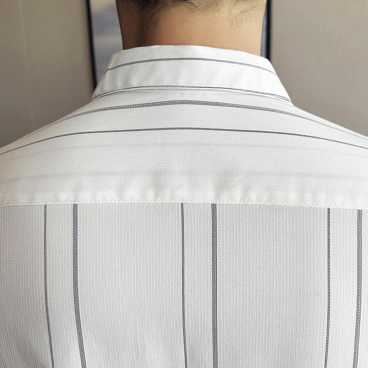 白ストライプ柄シャツの背中アップ。織り感ある素材で高見え