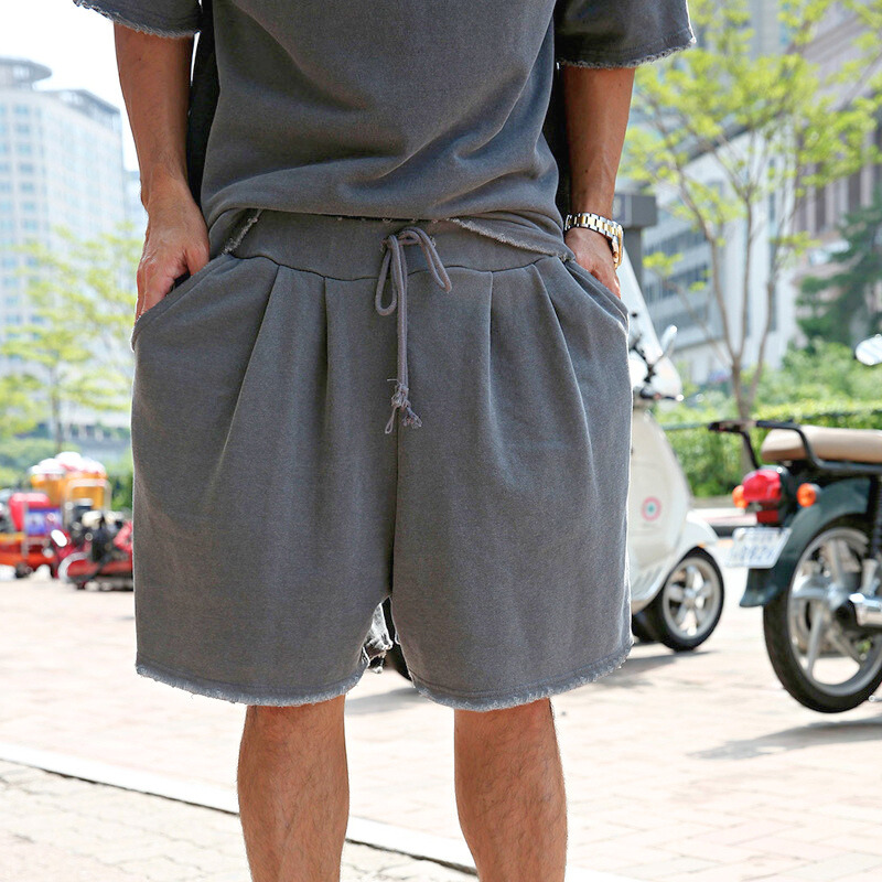 チャコールグレーのカットオフハーフパンツ（正面アップ）