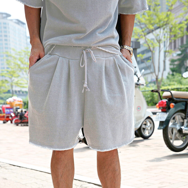ライトグレーのハーフパンツを着用した男性（正面）