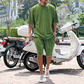 オリーブグリーンのセットアップ（バイク前・立ち姿）