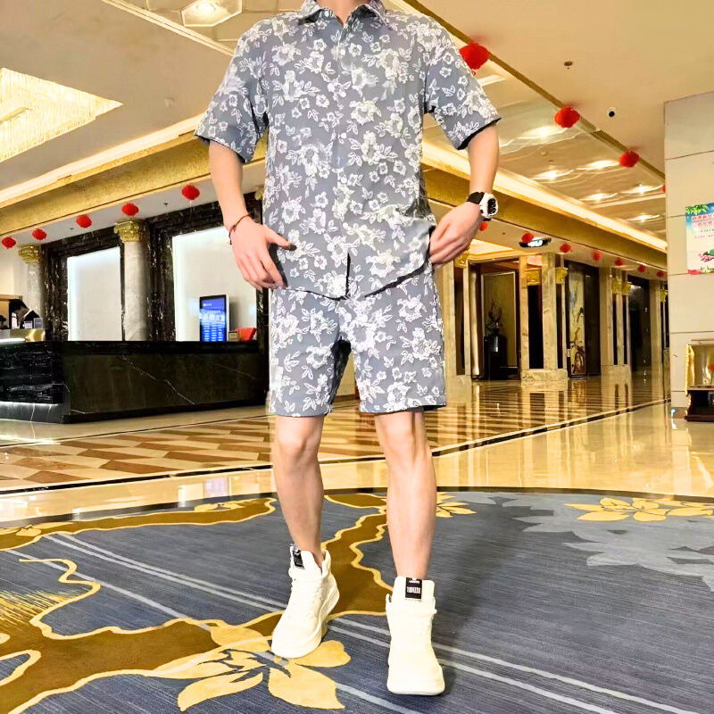 グレーの立体花柄ジャカードセットアップ 半袖シャツ×ハーフパンツ