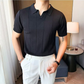 ホワイトパンツと合わせたブラックポロの品格ある装い