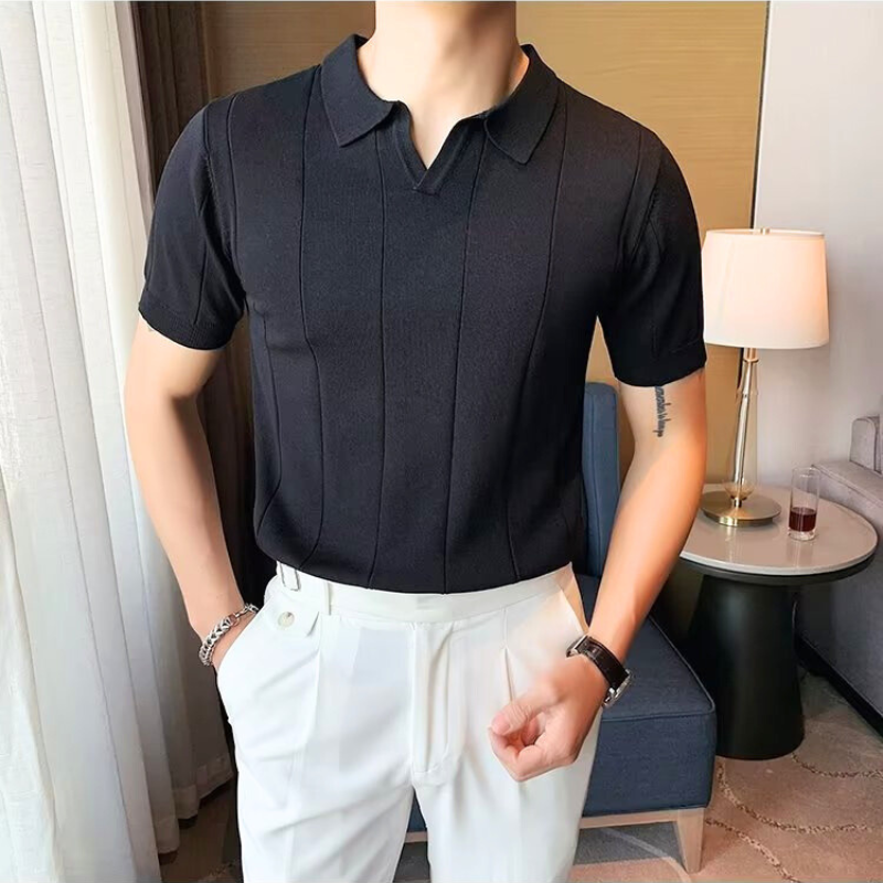 ホワイトパンツと合わせたブラックポロの品格ある装い
