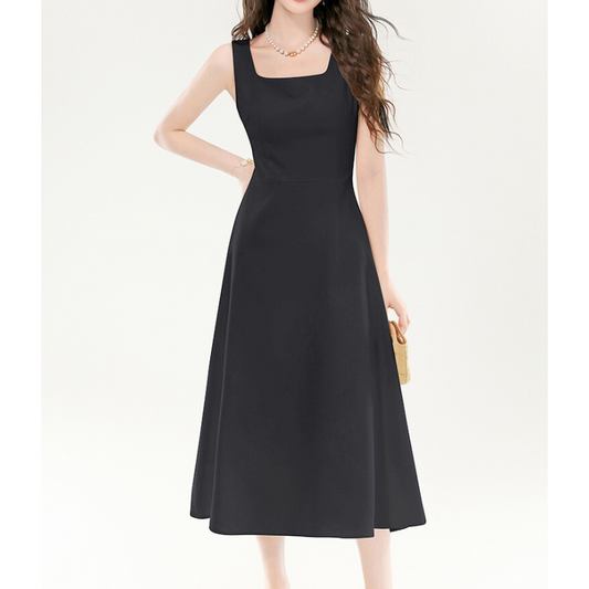 落ち着いた印象のブラックワンピース前姿