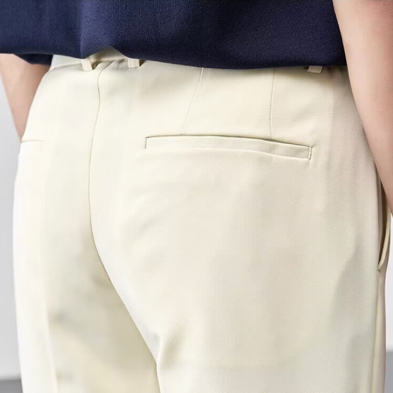 ベージュパンツのヒップポケットが美しいラインを保つ