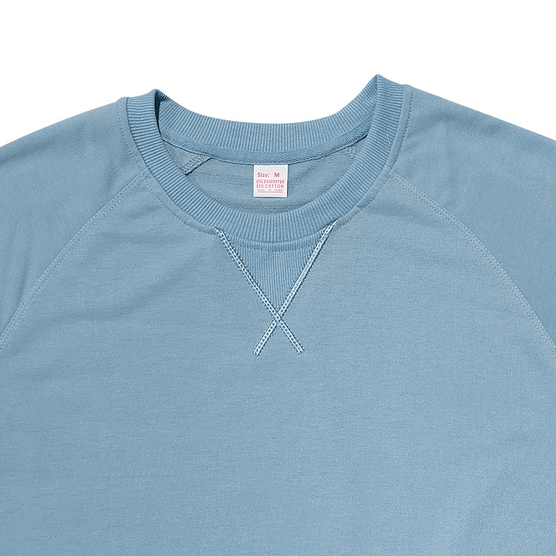 ブルーのTシャツ部分（ネックディテール）