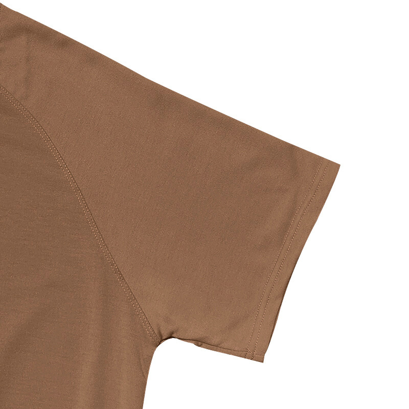 ブラウンのTシャツ部分（袖ディテール）