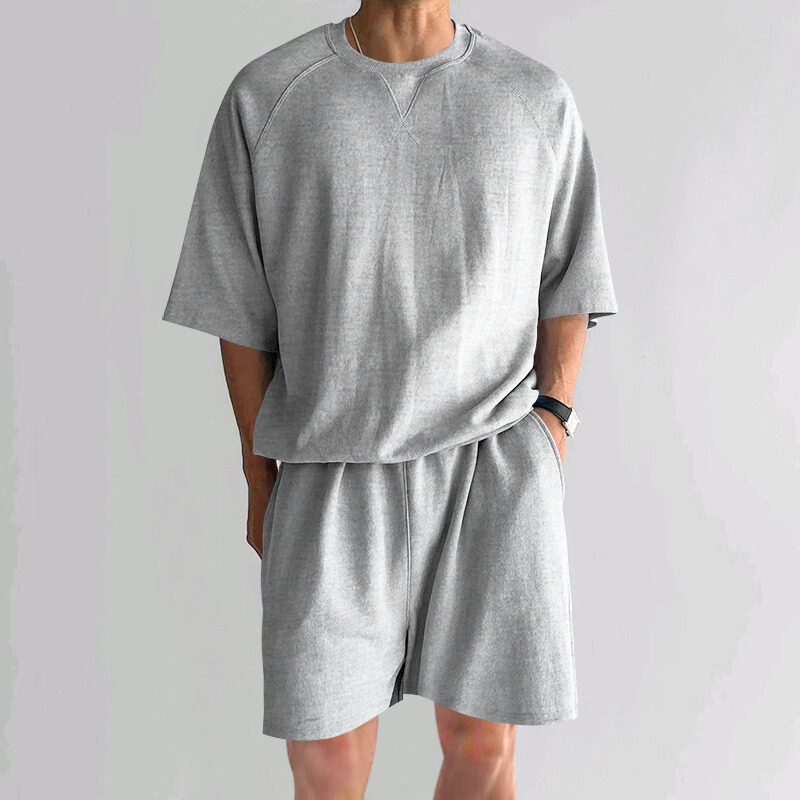 グレーセットアップのパンツポケットに手を入れて着こなす30代メンズ
