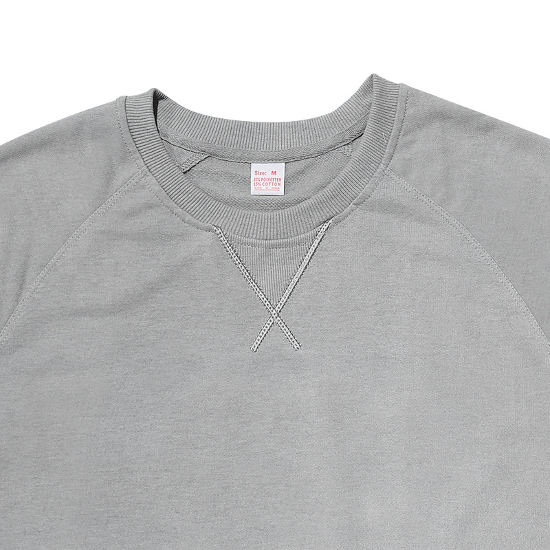 グレーのTシャツ部分（ネックディテール）