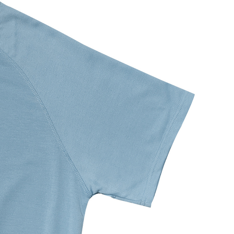 ブルーのTシャツ部分（袖ディテール）