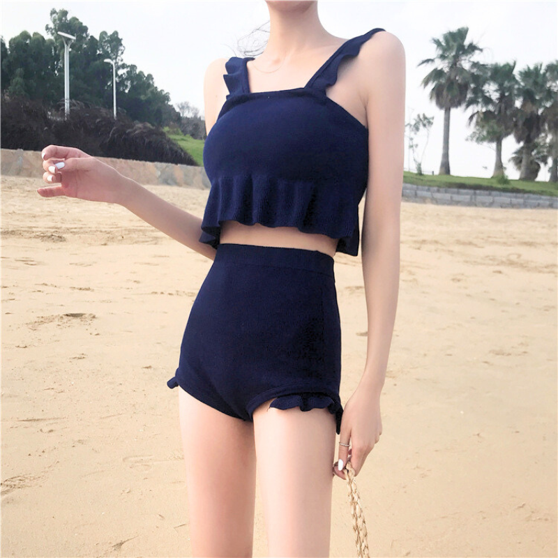 ショートトップスとハイウエストボトムのバランスが美しい水着