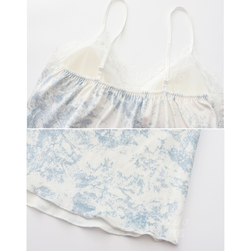 胸元レースとパッド仕様が分かるキャミナイトドレスのディテール写真