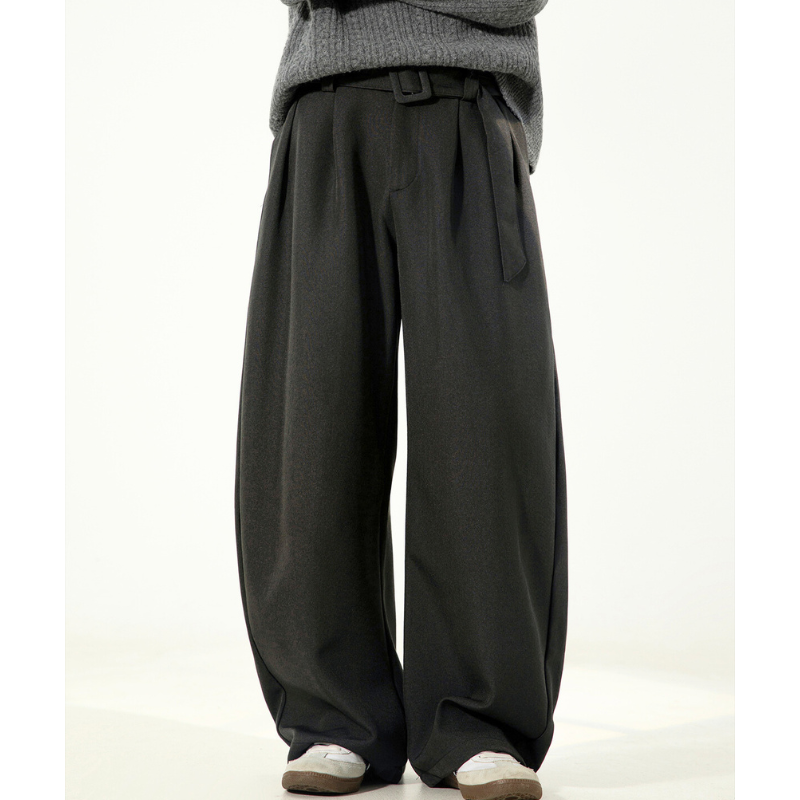 ブラックスラックスのタックとワイドデザイン