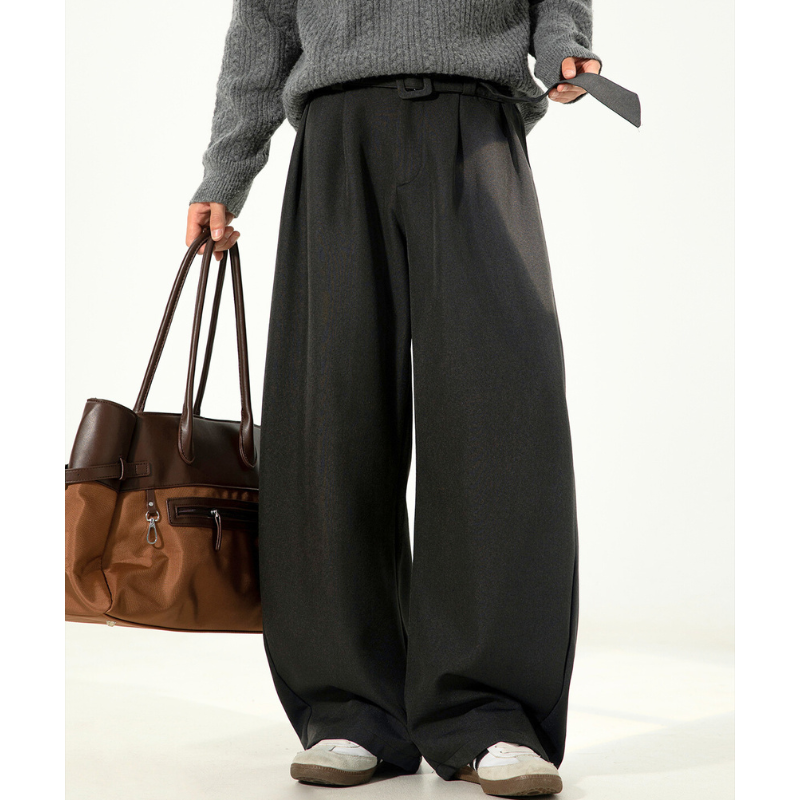 ブラックカラーのワイドスラックスの着用イメージ