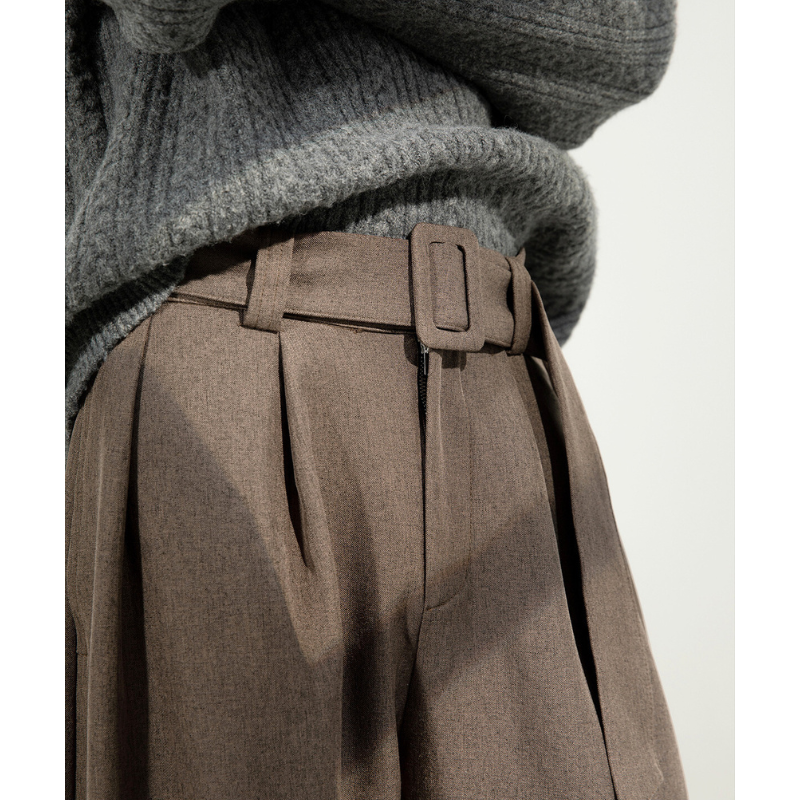 ウエスト部分のタックとベルトの質感（ブラウン）