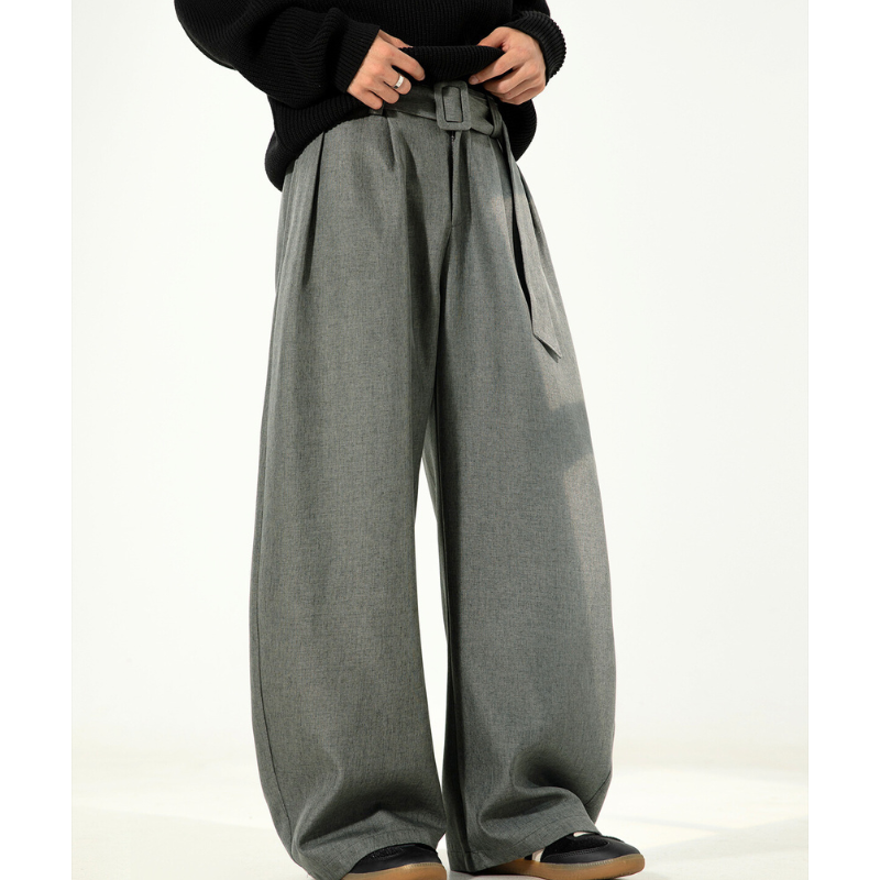 腰から裾にかけて広がるワイドシルエット（グレー）