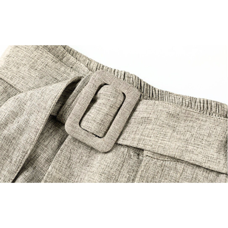 ウエストベルトとタックのディテール（ライトベージュ）