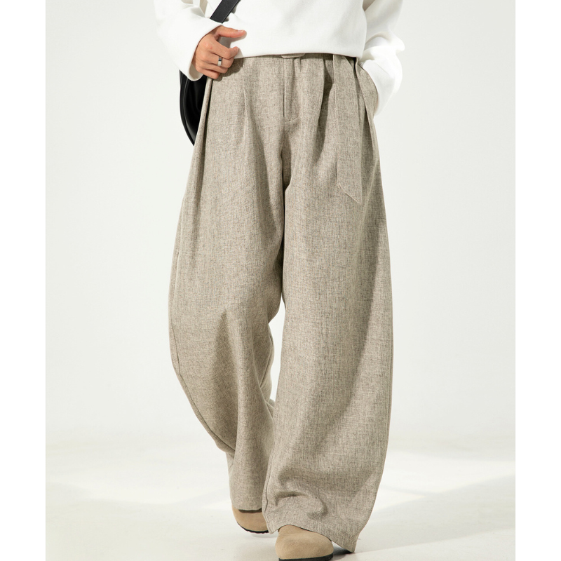 自然な落ち感のあるワイドパンツの全体像（ライトベージュ）