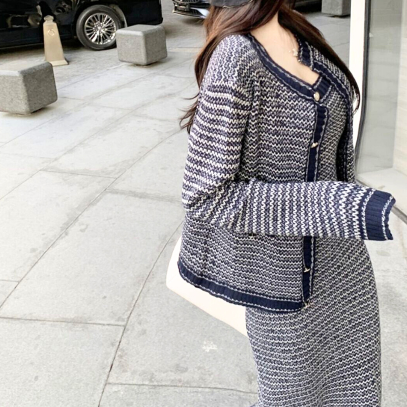 ネイビーのカーデ着用サイド（ボタンとトリムのディテール）