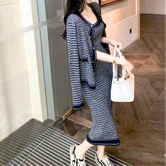 ネイビーのニットワンピース着用全身（外・カーデ肩掛け）