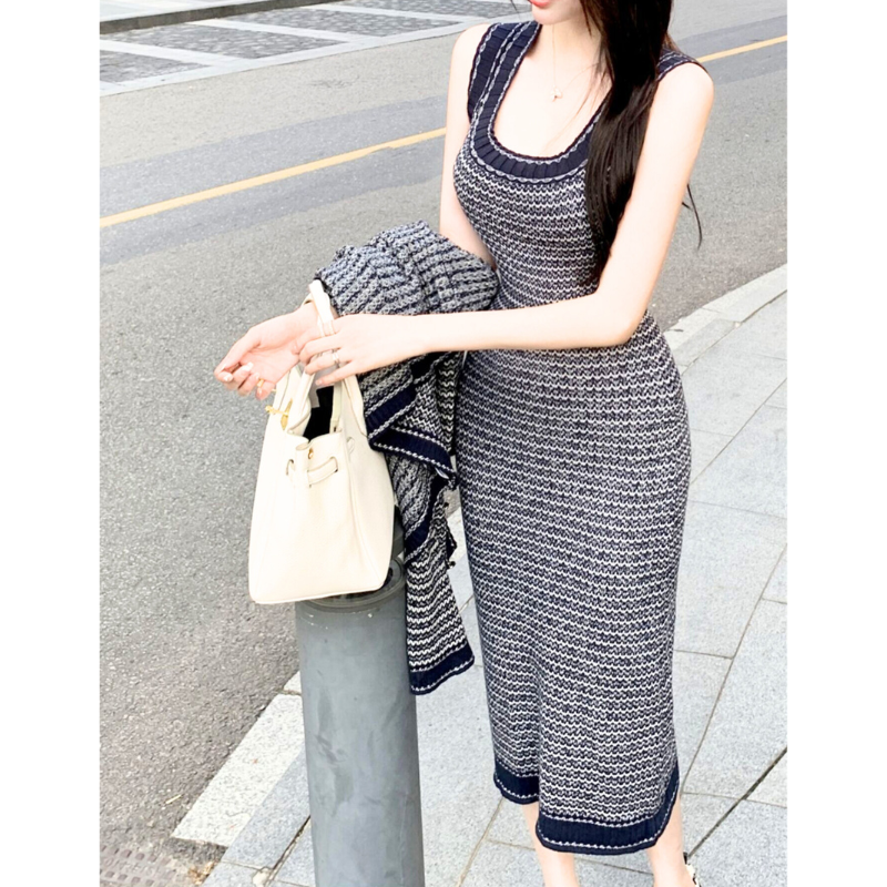 ネイビーのニットワンピ着用（全身・スタイルアップ）