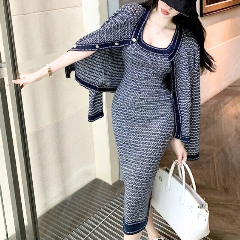 ネイビーのツイード風ニット2点セット着用全身（カーデ羽織り・室内）