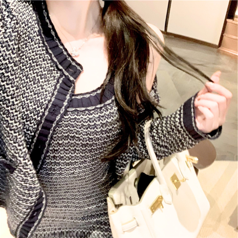 ネイビーのカーデとワンピ上半身アップ（スクエアネックと配色トリム）