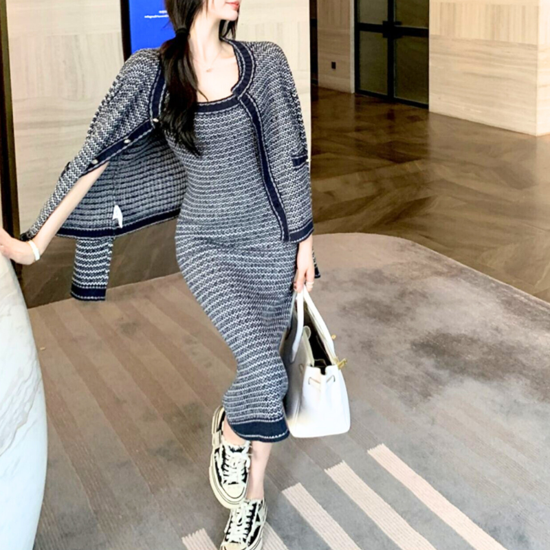 ネイビーのカーデ×ワンピ着用（歩き姿・シルエット）