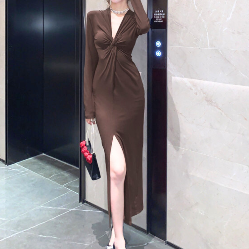 ブラウンのツイストドレープワンピースの美シルエットがわかる着用イメージ