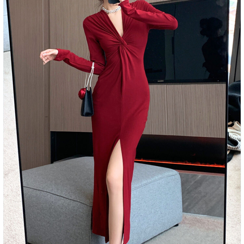 レッドのディープVロングワンピースを鏡越しで見せた主役感のあるコーデ画像