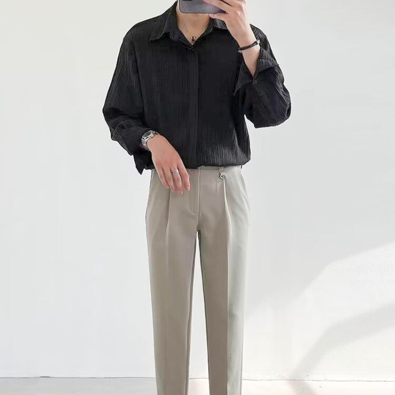 ブラックシャツをラフに着崩した都会的な抜け感スタイル