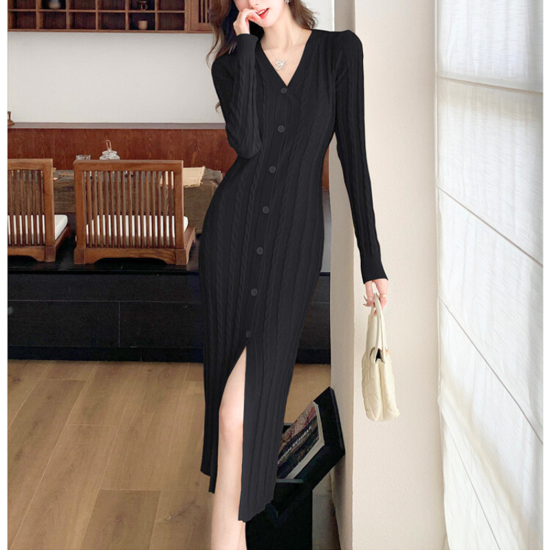 ブラックのVネックケーブルニットワンピースを着用した大人っぽい着用イメージ